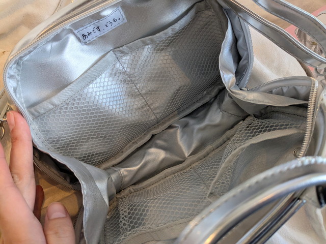 推し活痛バッグポーチ 内側の全体とメッシュポケット