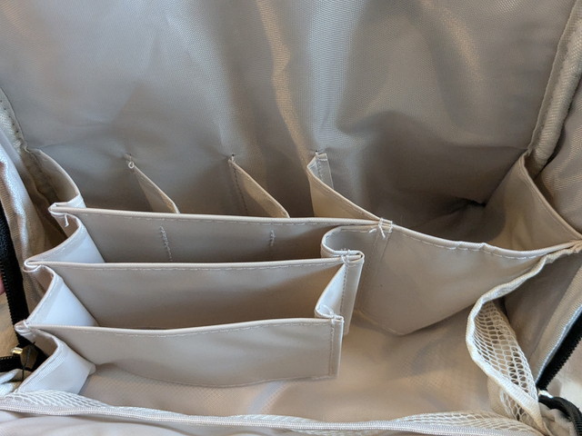 メッシュポケットと仕切りが並ぶポーチ内側