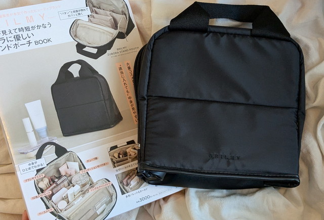 背面収納スペースとファスナー付きポケット