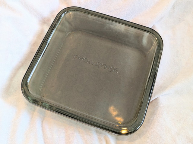 山本ゆり iwakiの耐熱調理容器でおいしいレシピ モスグリーンver. 表紙と耐熱調理容器