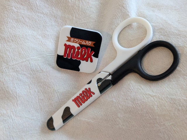 メモとホチキスと缶ケース