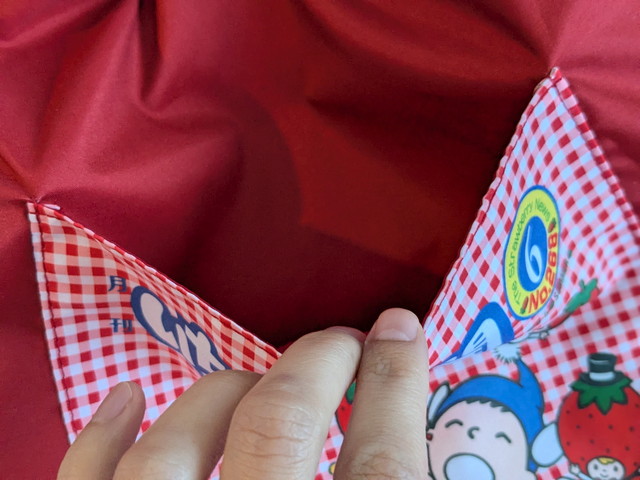 いちご新聞がすっぽり入る大きな内ポケット