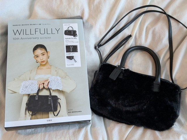 WILLFULLY 10th Anniversary Special Bag Bookとブラックのファーバッグ