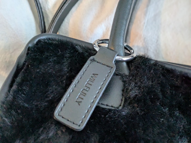 ブランドロゴを型押しした合皮タグとリング