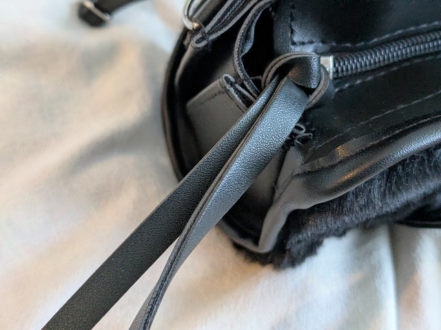 取り外し可能なショルダーストラップとファスナー引き手