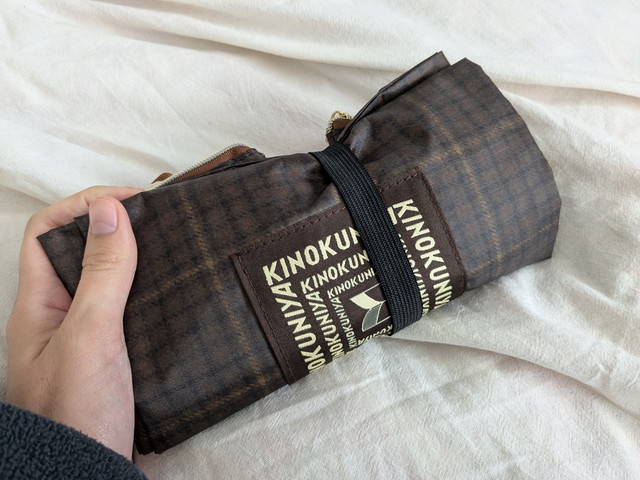 紀ノ国屋×レサージュのお買い物バッグを丸めてコンパクトにした状態（ゴムバンド付き）