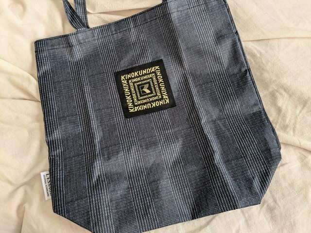 紀ノ国屋×レサージュのグレンチェックトートバッグの正面（ロゴワッペン付き）