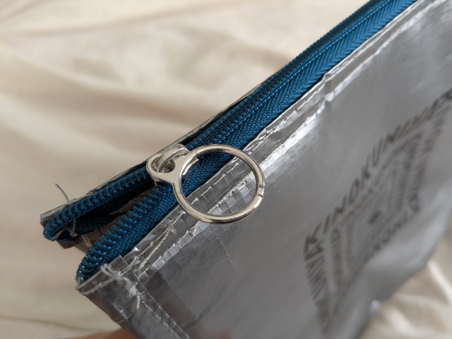 紀ノ国屋×レサージュの保冷・保温ポーチの青いファスナーとリング型引き手