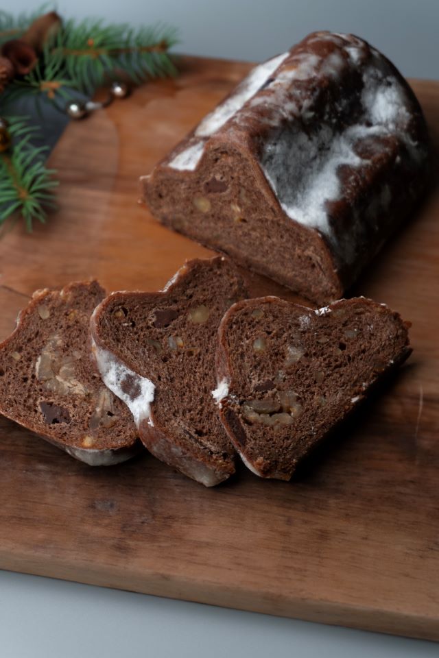 自家製マジパン入り5種ドライフルーツのシュトーレンとショコラシュトーレン