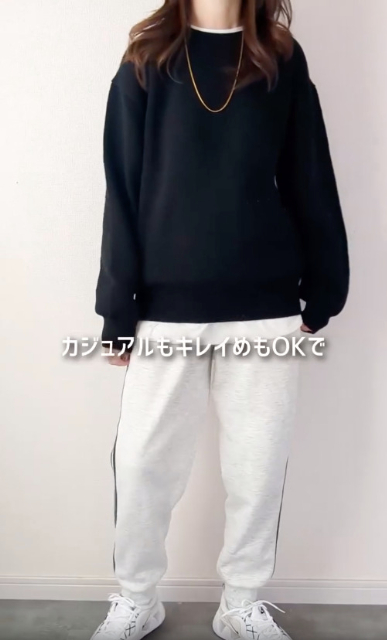 ブラックのリリヤーンクルーネックセーターとインナーのコーデ