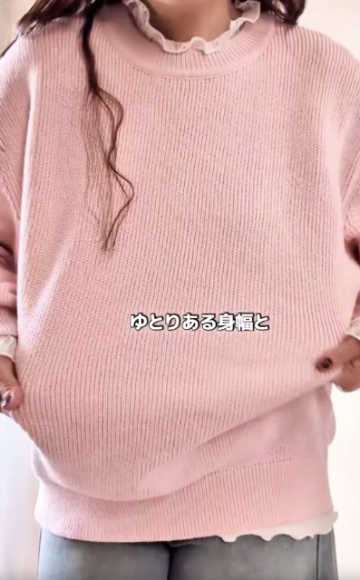 ピンクのリリヤーンクルーネックセーター