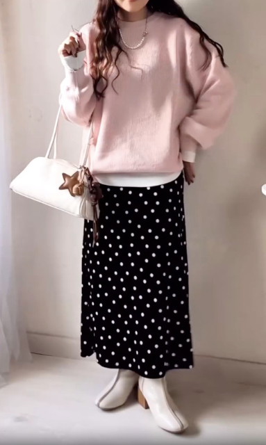 ピンクのリリヤーンクルーネックセーターとスカートのコーデ