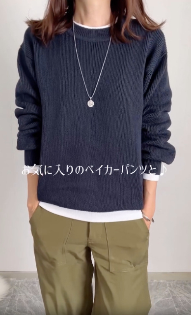 リリヤーンクルーネックセーターを着たコーデ