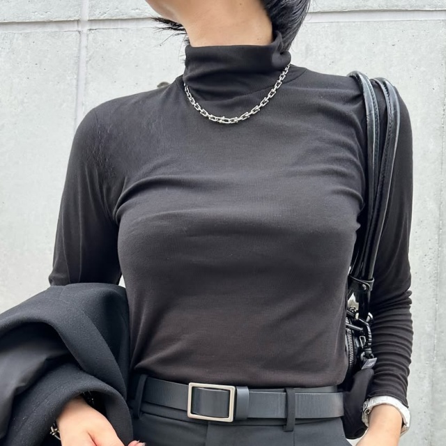 GU「ソフトシアーハイネックT(長袖)」