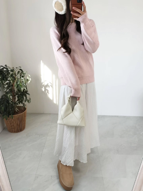 ピンクのリリヤーンクルーネックセーターとスカートのコーデ