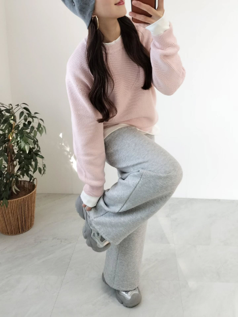 ピンクのリリヤーンクルーネックセーターとスウェットのコーデ