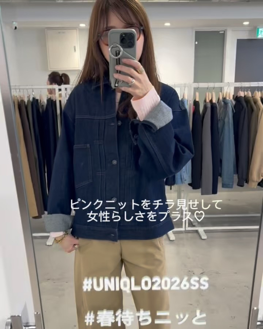 濃いブルーのデニムトラッカージャケットを着たコーデ