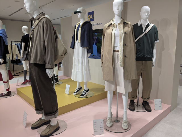 春夏新作を着用したマネキンが並んでいる