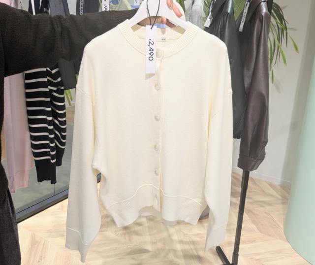 白のスウェットライクニットドルマンスリーブカーディガン