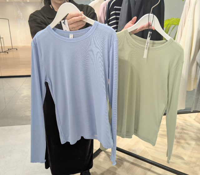 ブルーとグリーンのソフトシアークルーネックT