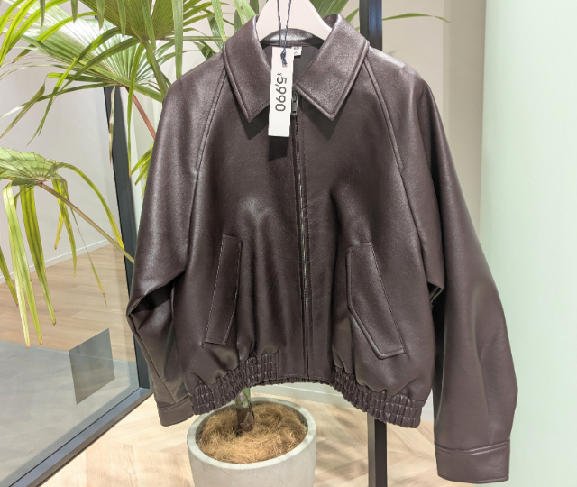 ブラウンのフェイクレザーハリントンジャケット