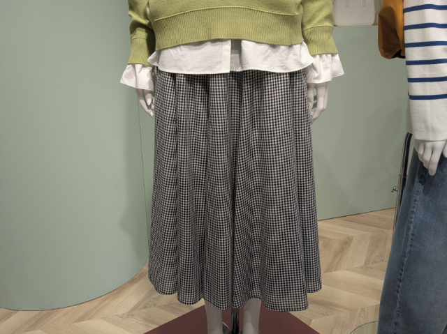 サーキュラーミディスカートを着たマネキン