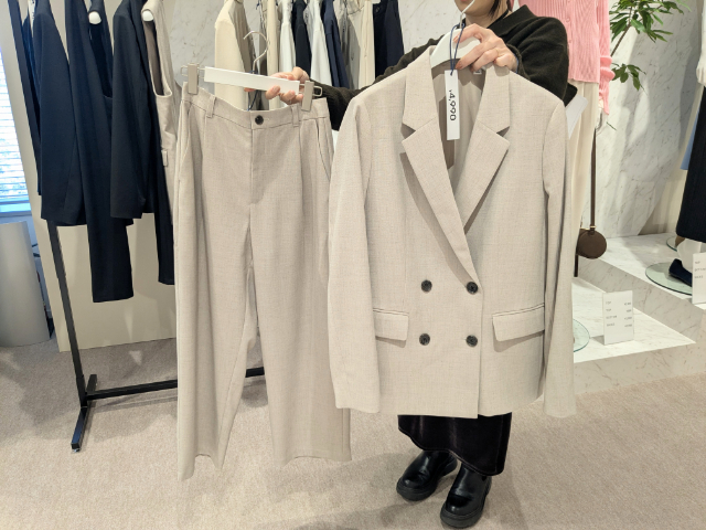 ダブルブレストジャケットとワイドテーパードアンクルパンツZ