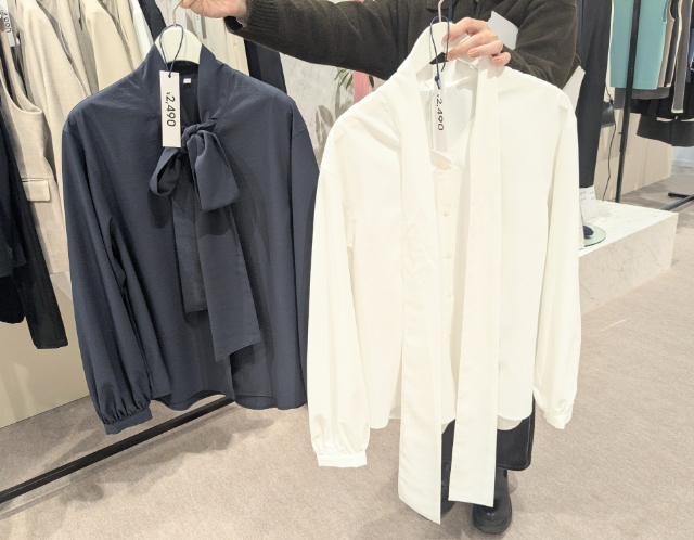 ネイビーとホワイトのボウタイブラウス