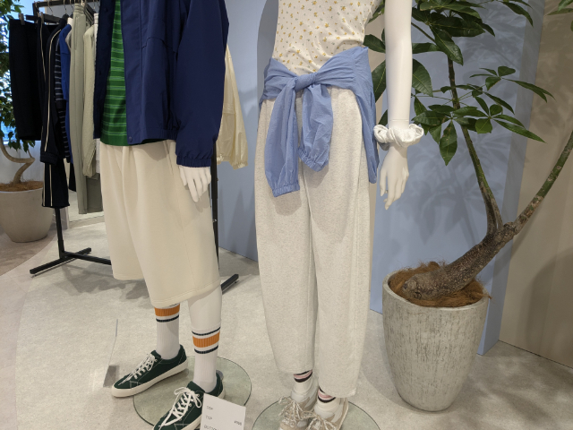 スウェットバレルアンクルパンツを着たコーデ