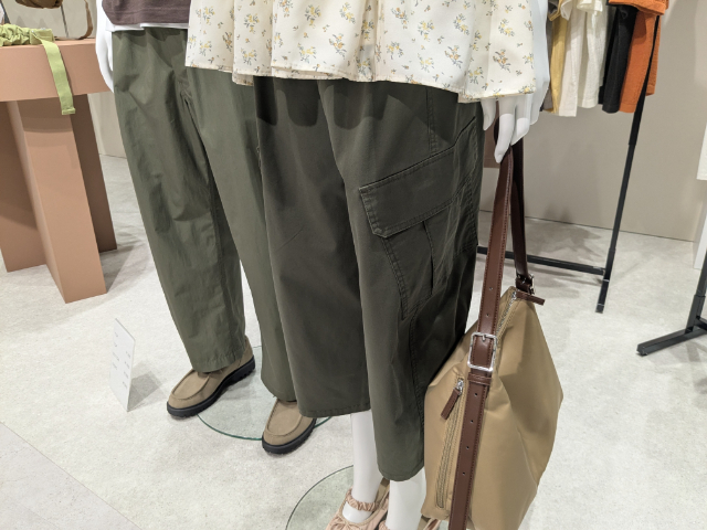カーゴバレルアンクルパンツを着たマネキン
