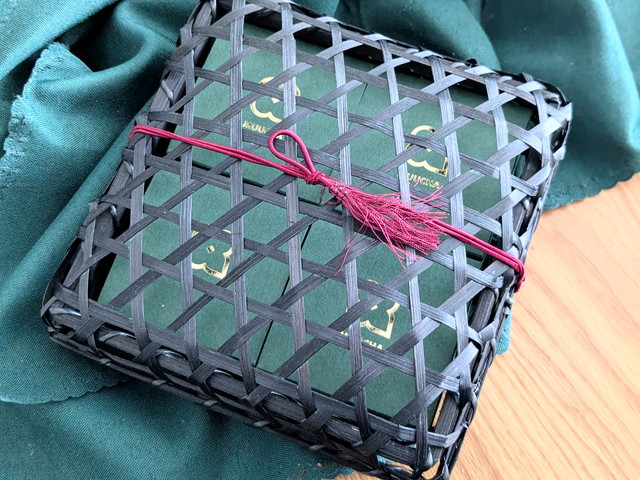 京宇治抹茶パイの黒い竹籠パッケージ