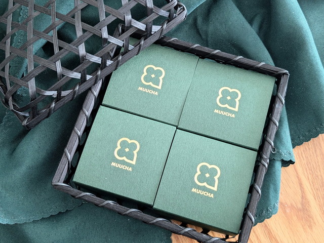 MUUCHAロゴ入りの深緑色の個包装箱