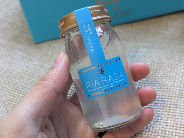 クレオパトラの朝食 瓶タイプ 手に持ったサイズ感