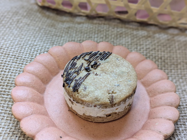 皿にのせたそいばたーさんど（表面にチョコレートときな粉）