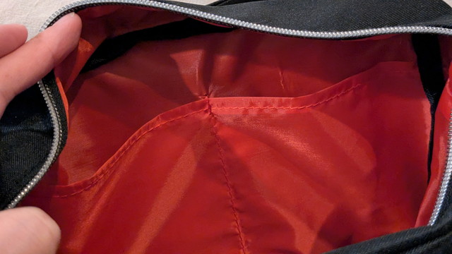 ショルダーバッグ内側の仕切り・内ポケット部分（オレンジ裏地）