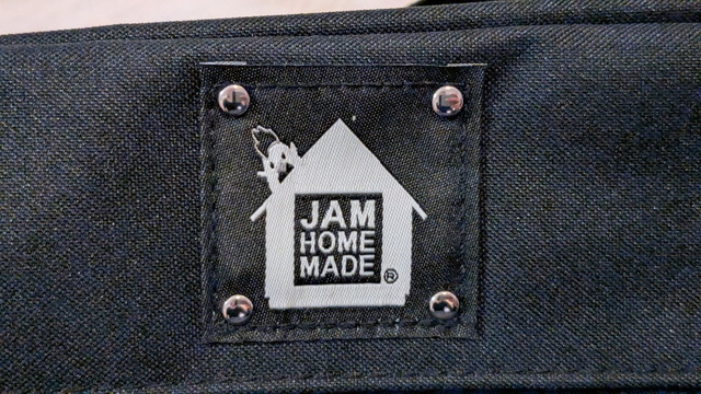 ショルダーバッグ正面のJAM HOME MADEロゴタグ（スタッズ付き）アップ