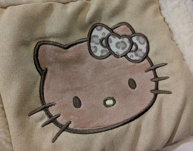 HELLO KITTY フェイクムートンバッグ クリーミーブラウン 開口部のスナップボタン