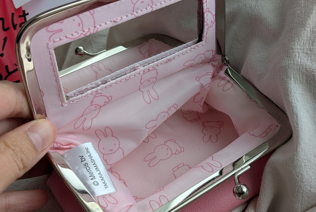 素敵なあの人 2026年3月号（増刊）付録 がま口型コンパクトポーチ 内側の総柄とタグのアップ