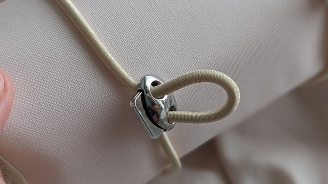 素敵なあの人 2026年3月号（通常号）付録 スッキリポーチ ゴム留め金具とゴムのアップ