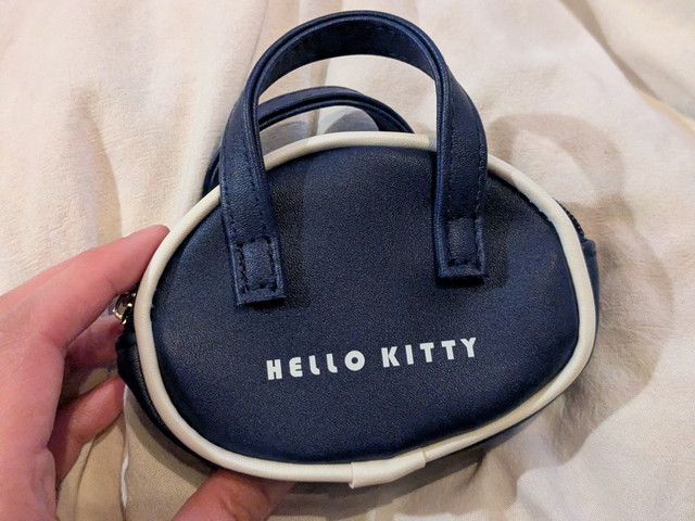 バッグ形ポーチ背面 HELLO KITTY ロゴプリント(ネイビー本体、持ち手付き)
