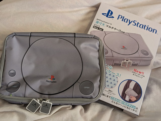 初代PlayStation™ 原寸大マルチケース BOOKとケース本体