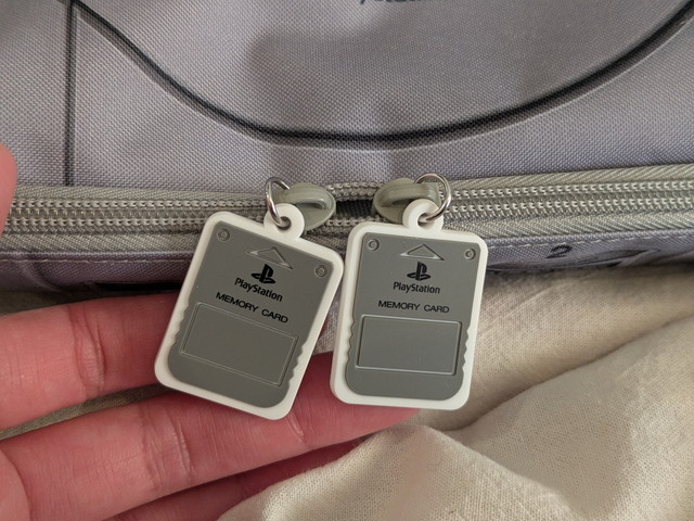初代PlayStation™ マルチケース ファスナーの引き手 メモリーカード風デザイン
