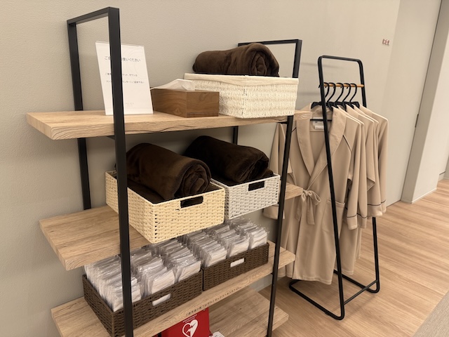 クレアージュ東京 検査着とタオルの用意（ロッカールーム）