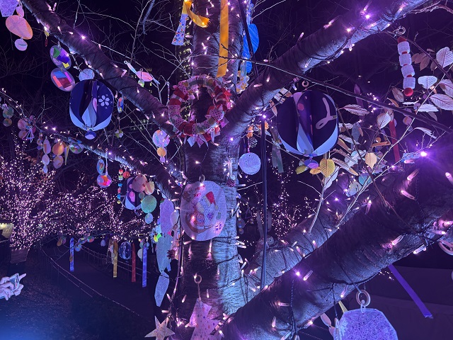 廃材で作られた色とりどりのオーナメントが飾られたイルミネーション