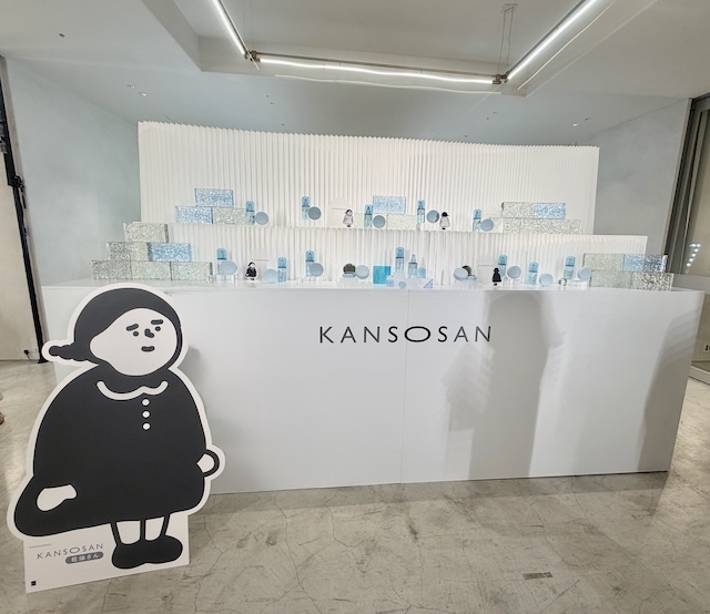 乾燥さん 新商品発表会の展示（クッションファンデと薬用ふき取り美容液）