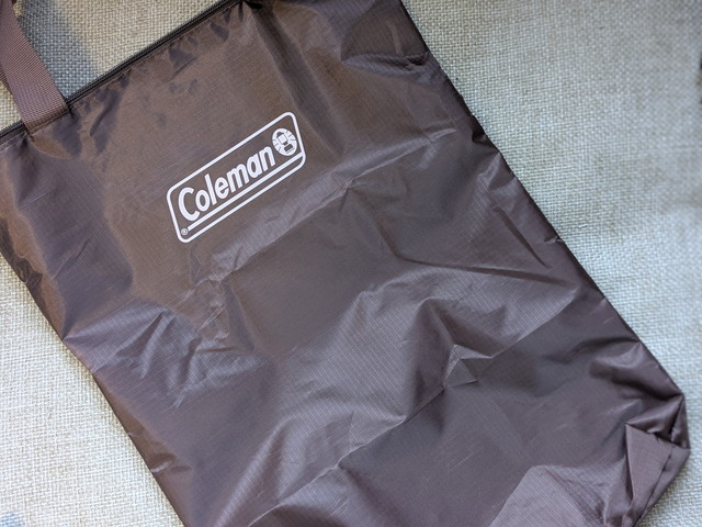 Coleman ジップつきトートバッグ 正面のロゴとブラウンカラー