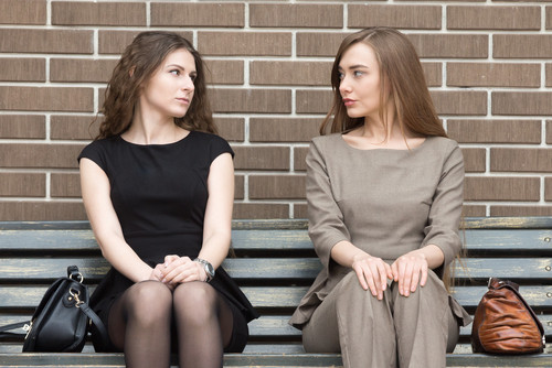 距離を取りつつ会話する女性2人の写真