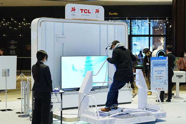2026年 TCL 冬季オリンピック ポップアップイベント（東京） VRスキーシミュレーター体験エリア 体を傾けて滑走する来場者