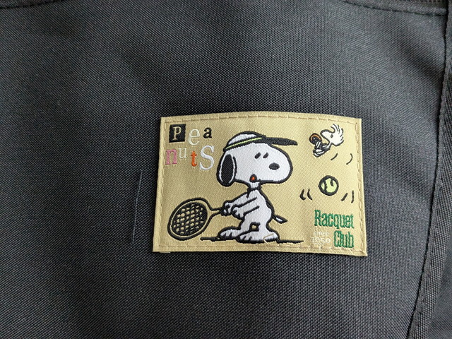 スヌーピーのワッペンタグ（テニスラケットを持つデザイン）