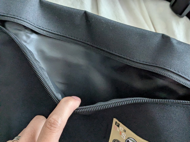 前面ファスナーポケットを開けた様子（内側の裏地）